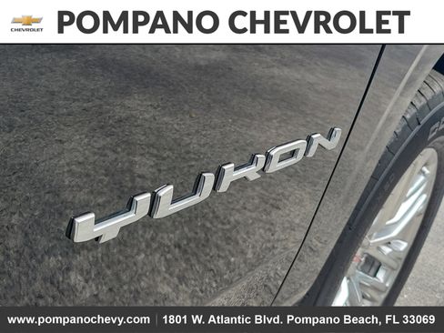 Used 2023 GMC Yukon SLT w/ SLT Premium Package image 10