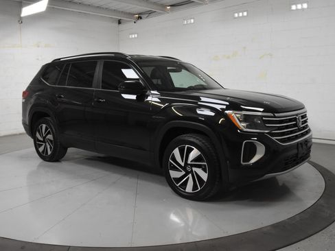 Used 2025 Volkswagen Atlas SE FWD image 1