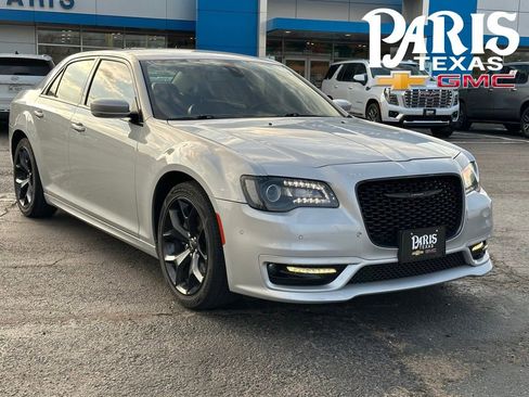 Used 2022 Chrysler 300 Touring L image 1