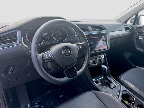 Used 2021 Volkswagen Tiguan SE w/ Panoramic Sunroof Package FWD image 9