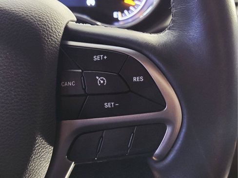 Used 2019 Jeep Grand Cherokee Overland AWD/4WD image 17