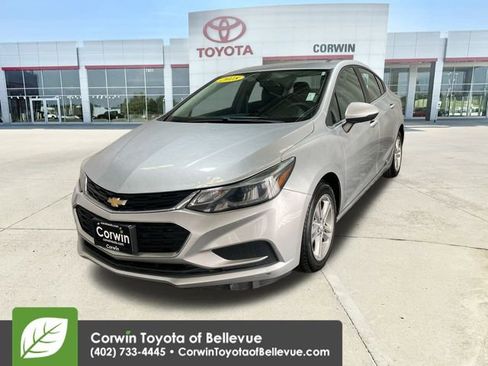 Used 2018 Chevrolet Cruze LT w/ Convenience Package image 4