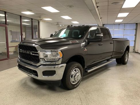 Used 2024 RAM 3500 Tradesman w/ Chrome Appearance Group AWD/4WD image 4