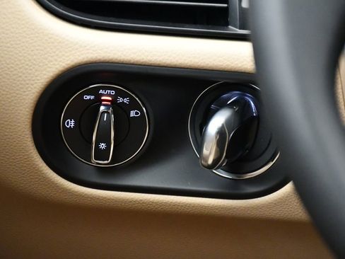 Certified 2025 Porsche Macan Turbo image 25