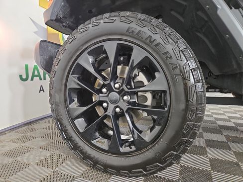 Certified 2025 Jeep Gladiator Sport image 33