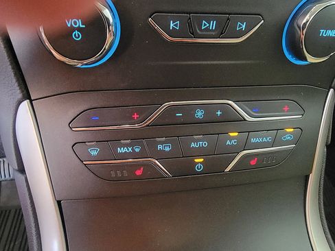 Used 2019 Ford Edge SEL w/ Equipment Group 201A AWD/4WD image 17