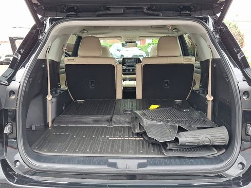 Certified 2022 Toyota Highlander XLE image 28