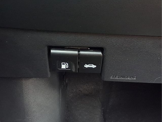 Used 2025 Nissan Versa SV FWD image 11