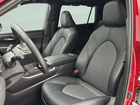 Used 2025 Toyota Highlander Limited AWD/4WD image 14