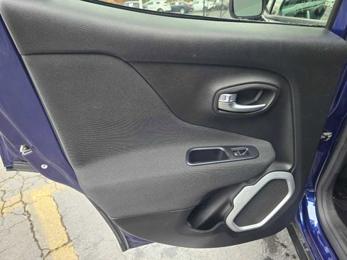 Used 2019 Jeep Renegade Latitude w/ Cold Weather Group image 23