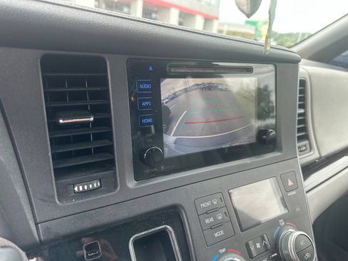 Used 2015 Toyota Sienna XLE FWD image 11