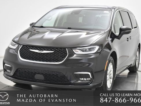 Used 2024 Chrysler Pacifica Touring-L image 14