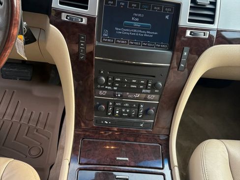 Used 2011 Cadillac Escalade Premium AWD/4WD image 16