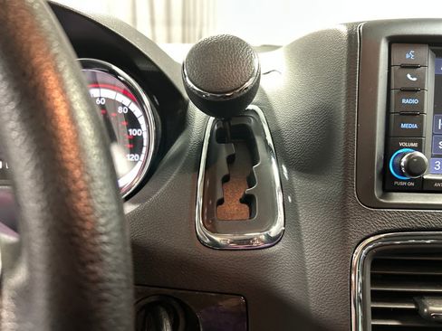 Used 2018 Dodge Grand Caravan SE image 19