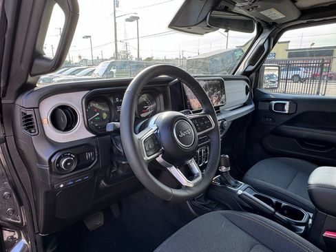 Used 2025 Jeep Wrangler Unlimited Sahara AWD/4WD image 11