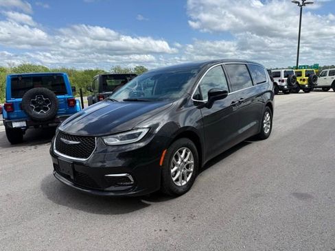 Used 2023 Chrysler Pacifica Touring-L FWD image 7