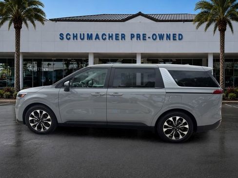 Used 2024 Kia Carnival EX FWD image 4