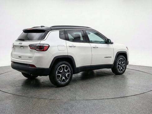 Used 2025 Jeep Compass Trailhawk AWD/4WD image 9