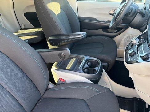 Used 2021 Chrysler Pacifica Touring image 12