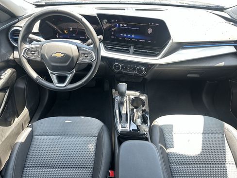 Used 2025 Chevrolet Trax LT w/ LT Convenience Package FWD image 18