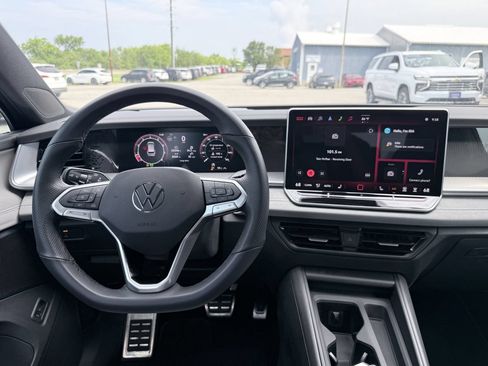 Used 2025 Volkswagen Tiguan SE R-Line AWD/4WD image 10
