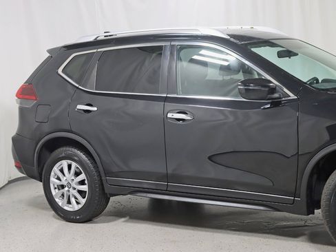 Used 2018 Nissan Rogue SV image 3