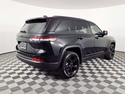 Used 2025 Jeep Grand Cherokee Limited w/ Black Appearance Package image 4