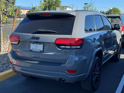 Used 2022 Jeep Grand Cherokee Laredo X AWD/4WD image 3