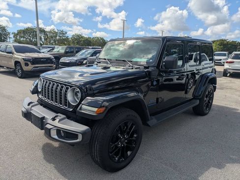 Used 2025 Jeep Wrangler Unlimited Sahara AWD/4WD image 10