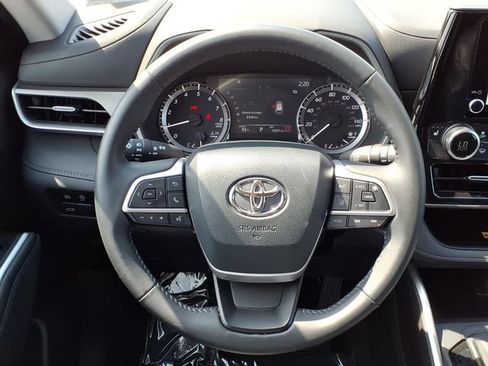 Used 2026 Toyota Highlander XLE AWD/4WD image 14