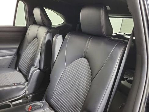 Used 2022 Toyota Highlander XSE FWD image 13
