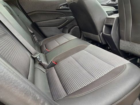 Used 2025 Chevrolet Trax LT FWD image 17