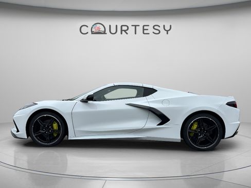 Used 2024 Chevrolet Corvette Stingray Coupe RWD image 2