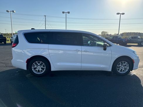 New 2026 Chrysler Pacifica Select image 6