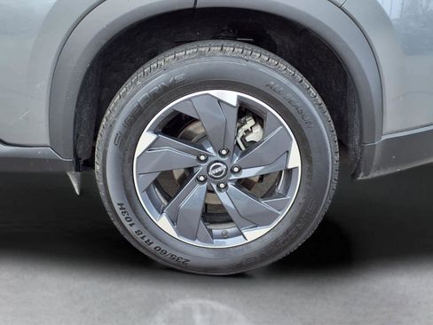 Used 2024 Nissan Rogue SV image 3