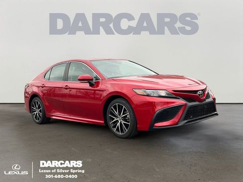 Used 2024 Toyota Camry SE image 1