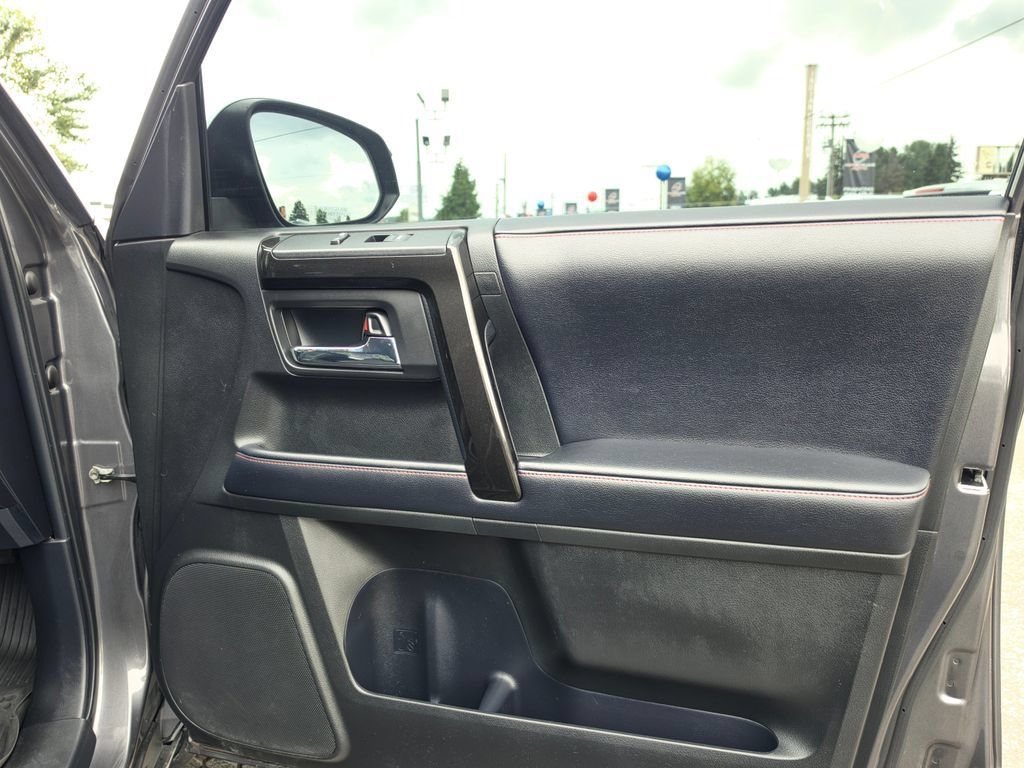 Used 2018 Toyota 4Runner TRD Off-Road Premium AWD/4WD image 14