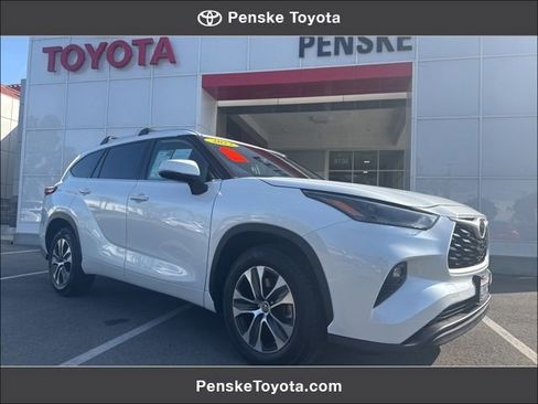 Used 2022 Toyota Highlander XLE FWD image 1