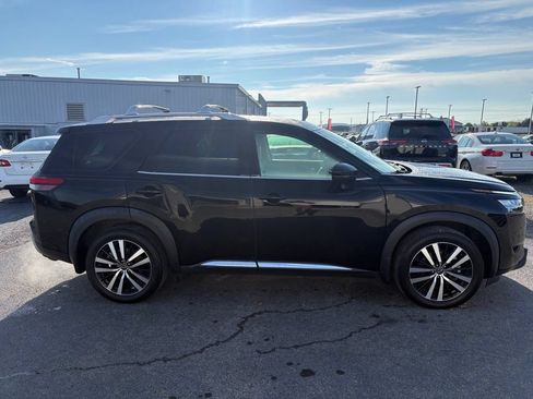 Used 2023 Nissan Pathfinder Platinum w/ Black Appearance Package AWD/4WD image 4