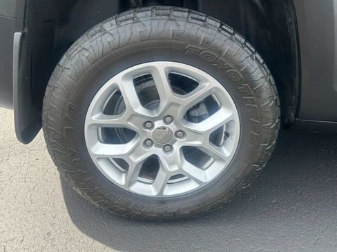 Used 2017 Jeep Renegade Latitude AWD/4WD image 22