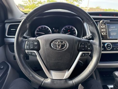 Used 2017 Toyota Highlander XLE AWD/4WD image 12