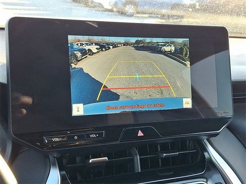 Certified 2024 Toyota Venza XLE image 17