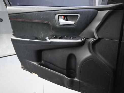 Used 2015 Toyota Camry XLE image 16