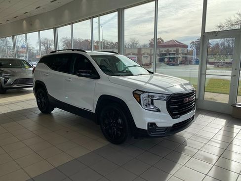 Used 2022 GMC Terrain SLT w/ Tech Package image 2