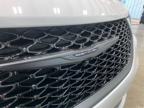 Used 2025 Chrysler Pacifica Limited image 25