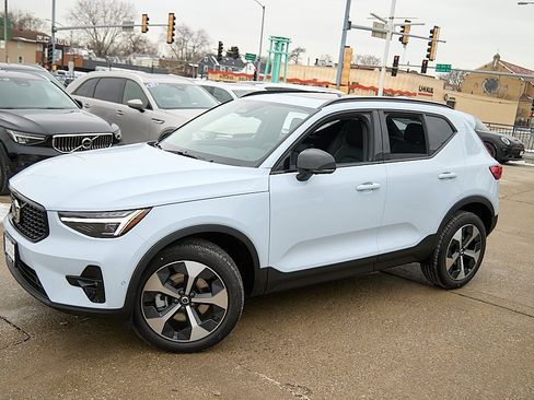 New 2026 Volvo XC40 B5 Plus w/ Climate Package image 3