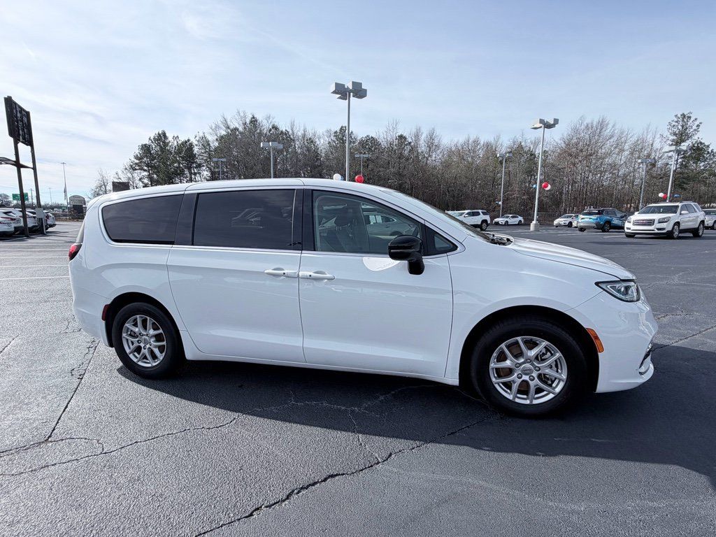 Used 2024 Chrysler Pacifica Touring-L FWD image 4