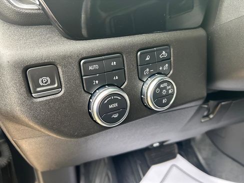 Used 2024 GMC Sierra 2500 SLT w/ SLT Premium Package image 19