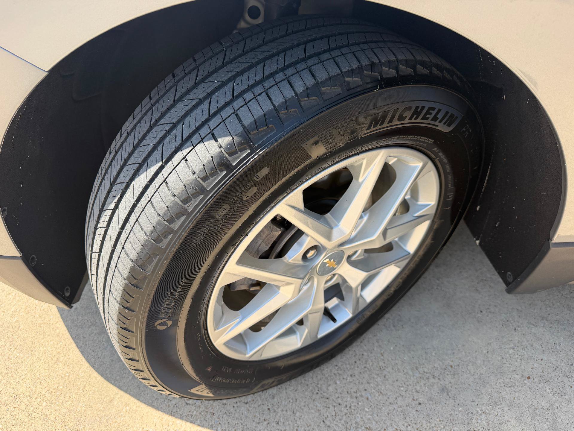 Used 2023 Chevrolet Equinox LS w/ LS Convenience Package FWD image 9