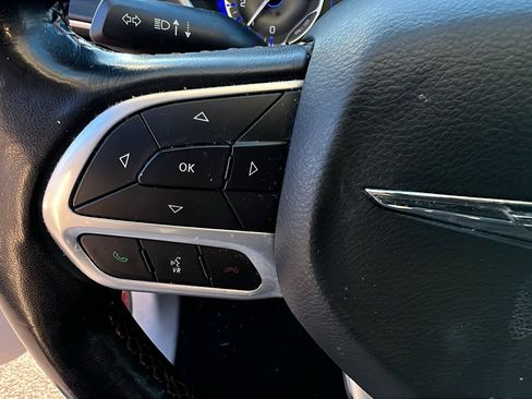 Used 2020 Chrysler Pacifica Touring-L image 28